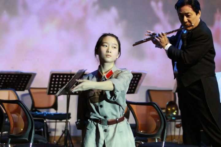 董世英先生与我校学生合作演出《映山红》