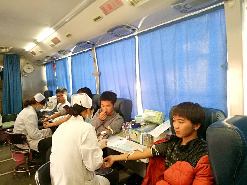 车内正在献血的同学