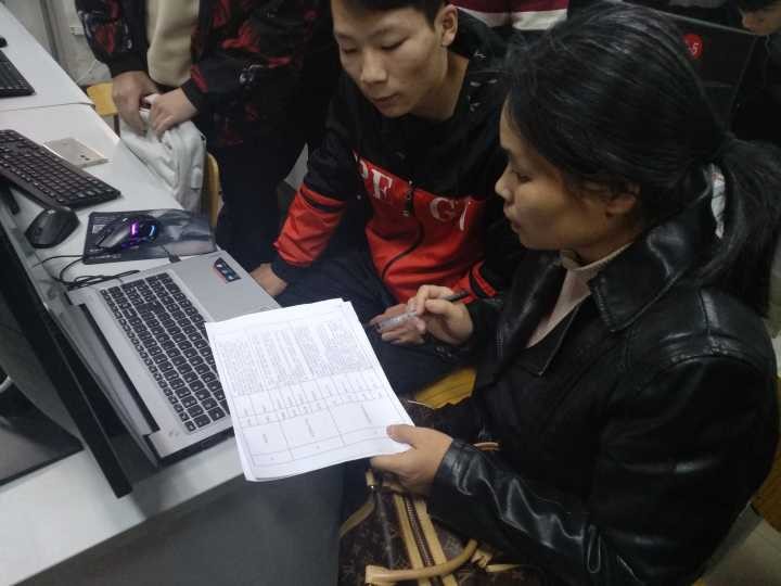 老师向参赛同学提出建议