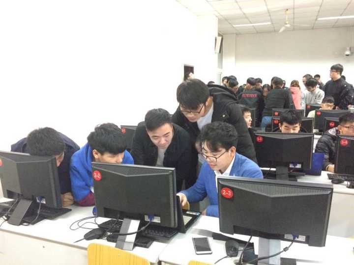 参赛同学向老师展示参赛作品