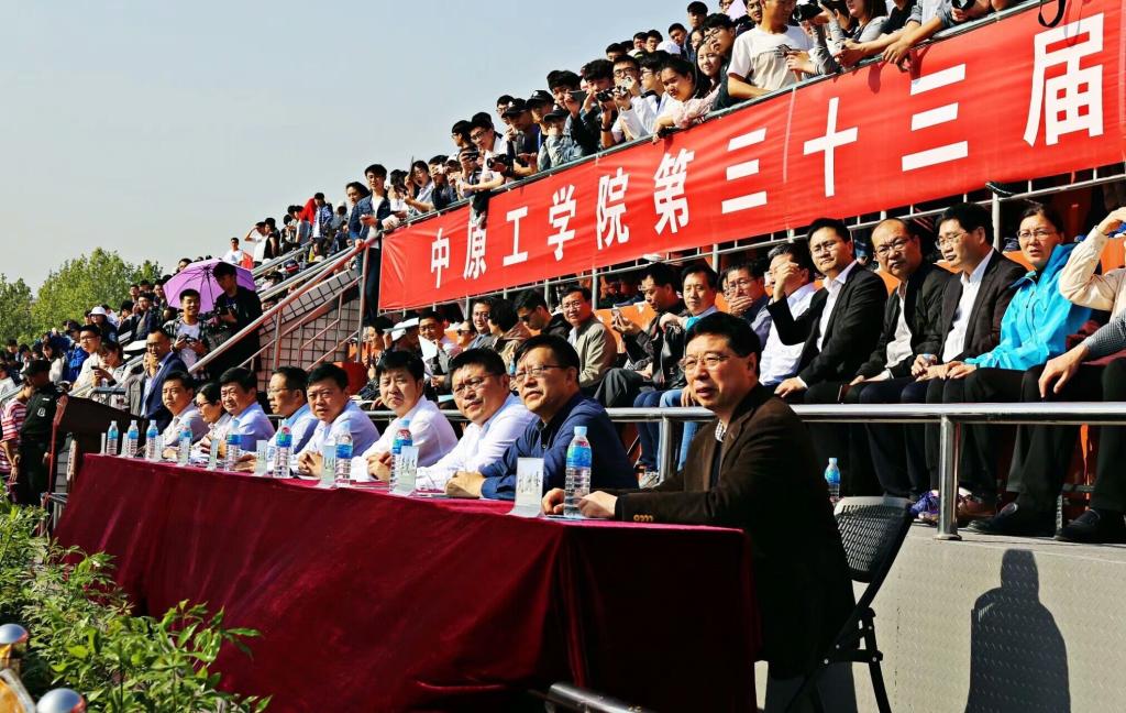 图为我校各位领导