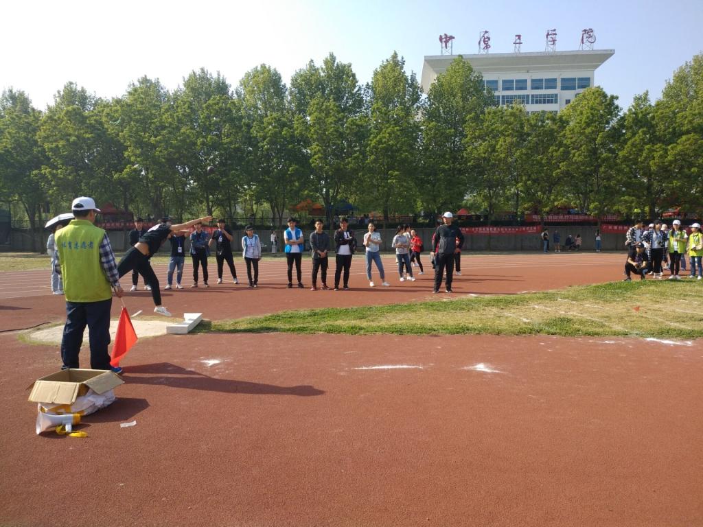 图为我院铅球运动员比赛留影