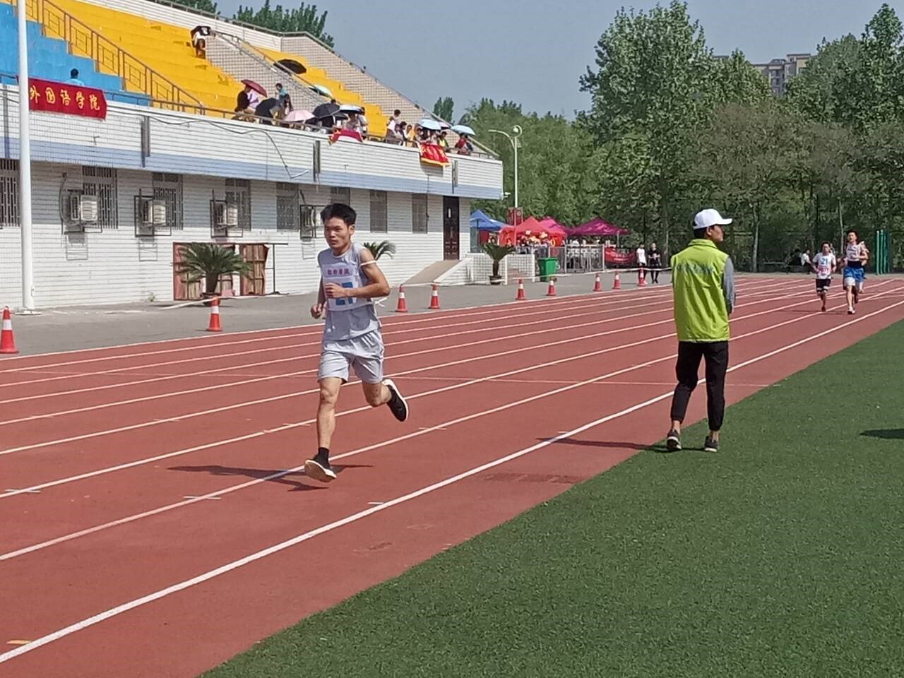 图为我院长跑5000米亚军王凯比赛留影